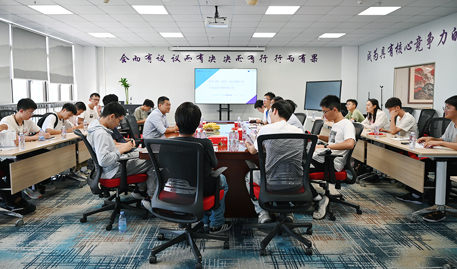 清华学子走进伟德国际1949，领略半导体科技创新前沿风采